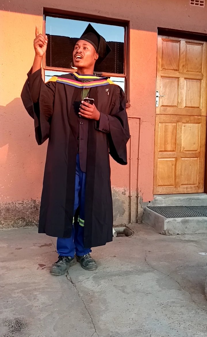 17Eugenemc's tweet photo. Hi @Boity, not sure if u still remember me. Your kind gesture a year ago is one of the things that made this day possible. I graduated this morning. Thanks again ❤
#CPUTSummerGrad2019 https://t.co/k40khUdnt8 https://t.co/eFo64fb0gO