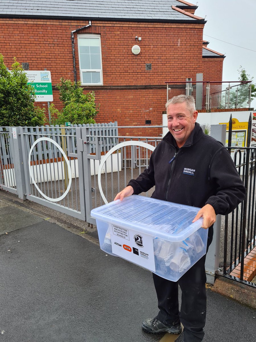 We were out delivering Activity Packs to Hub Schools this morning. Lots of great construction related exercises to do. <a href="/morgansindallci/">@morgansindallci</a> <a href="/VOGCouncil/">Vale Council 🏴󠁧󠁢󠁷󠁬󠁳󠁿🇺🇦</a> <a href="/JaneOleary21/">Jane O’Leary</a> #21stCenturySchools