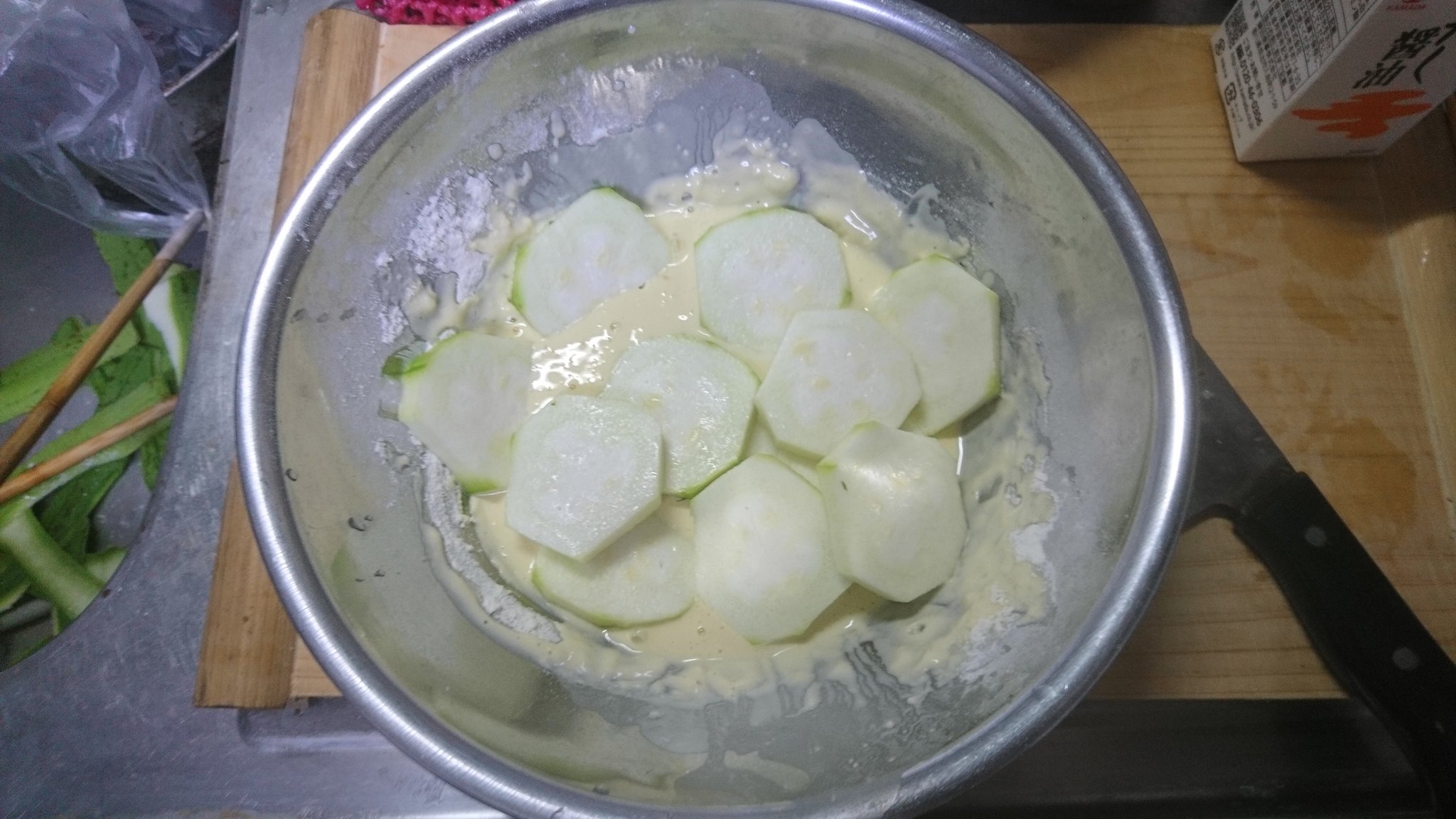 ট ইট র はらちゃん 今日の晩ごはんのもう一品は ヘチマの天ぷらです 沖縄料理のお店でも 食べることができます 今日は めっちゃ食べたので 22時のおやつを食べることが できなかったよ 明日は 何を作ろうかな O ナーベーラー ヘチマ