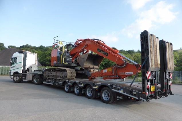 AT_Limited's tweet photo. Norton's of Swansea Andover SFCL73 stepframe lowloader #TrailerManufacturers #CarryingtheLoad #Supportingyourbusiness #lowloaders #heavyhaulage #construction #groundworks #planthire #trailers #Stepframes #TrucksandTrailers @nortonsplant https://t.co/o4YT3oxhhR