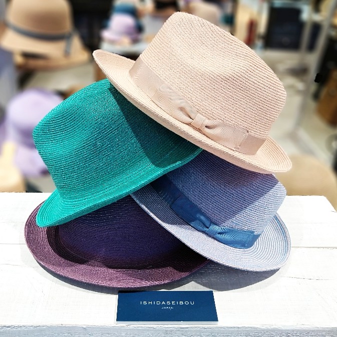 ISHIDAhiroshima's tweet photo. マニラ麻ブレードのカラフルな中折ハット。
コーディネートのアクセントに。
·
·
·
·
·
#石田製帽 #ishidaseibou #麦わら #麦わら帽子 #strawhat #帽子 #ハット #hat #ブレードハット #braidhat #手仕事 #handmade #帽子好き #ハットコーデ #madeinjapan #ジアウトレット広島 #theoutletshiroshima https://t.co/onpApvUnL6