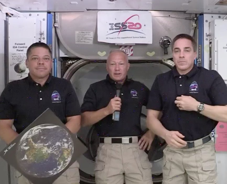 KAPVEY's tweet image. Космонавты здорового человека и космонавты курильщика.😂