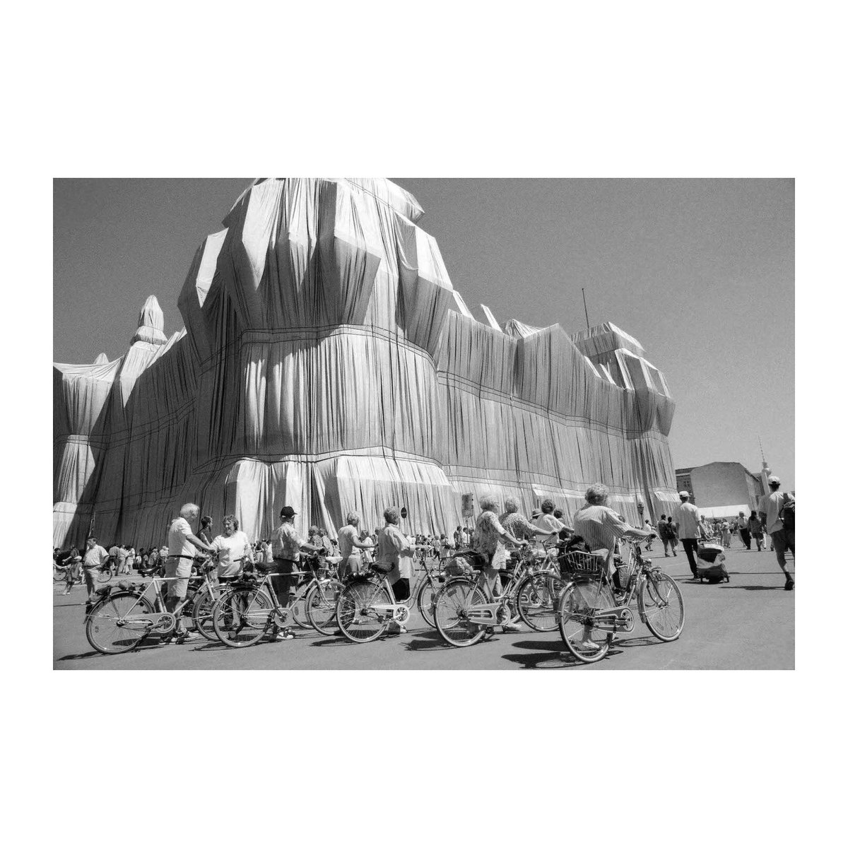 'Christo en Berlín' (1995) by Jordi Socías is the work that we choose to say goodbye to the artist who "wrapped" the world and was able to bring contemporary art closer to a mass audience. 

📷 'Christo in Berlin' by #JordiSocias