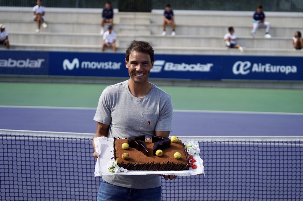 rnadalacademy's tweet photo. 🎂 + @RafaelNadal = 😍

The players of the #RafaNadalAcademy gave Rafa a special (and sweet🎂) surprise! 
🗯 FELIZ CUMPLE RAFA! 🗯 https://t.co/TmcLnVITwQ