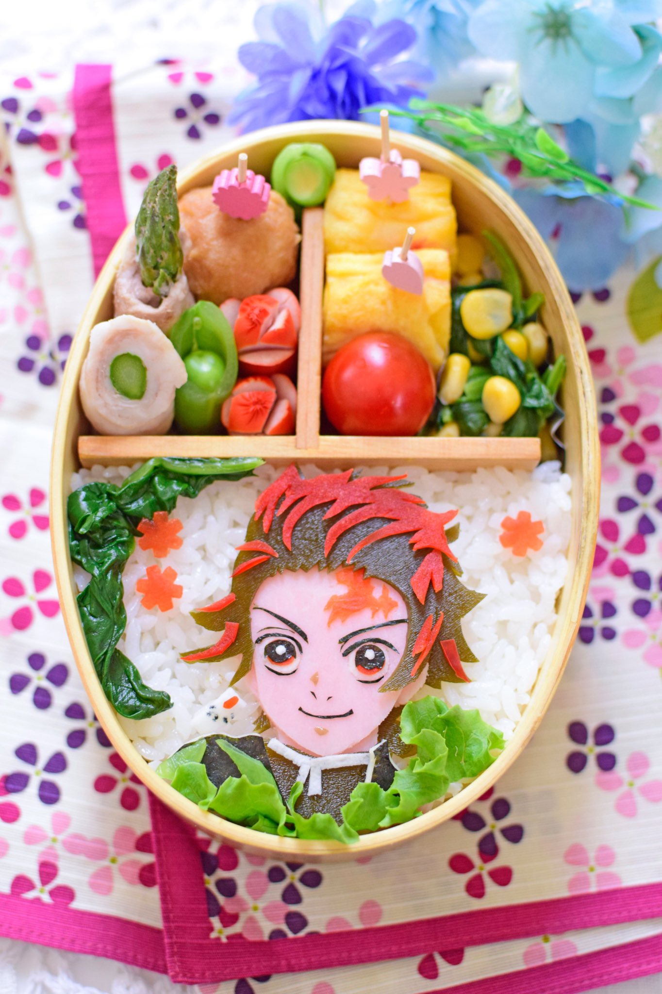 みほちん 久しぶりに アニメキャラ弁作りました 髪と瞳の色 パプリカで作ったけど しば漬けの色の方が しっくりきそう 鬼滅の刃 竈門炭治郎 キャラ弁 T Co Gvlrnry4zt Twitter