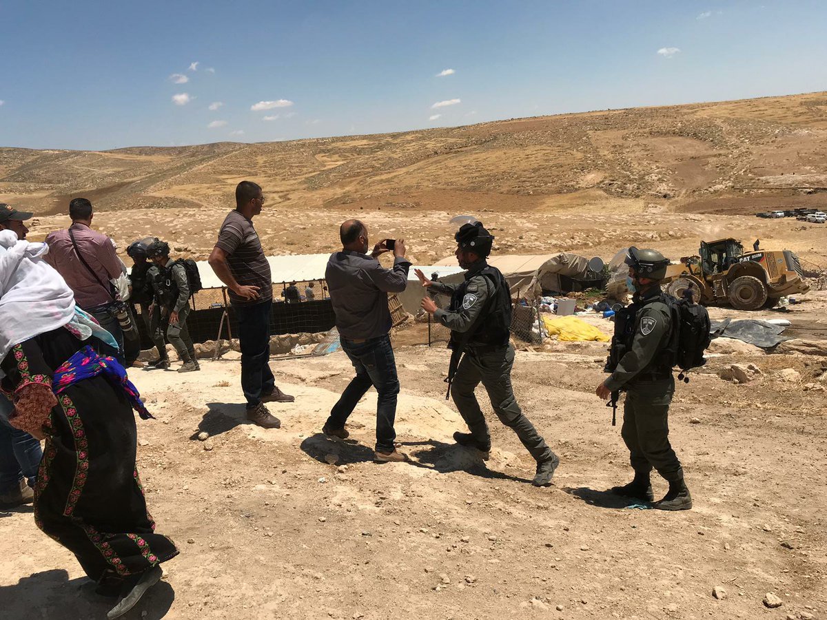 InsiemeATuwani's tweet photo. 🔴 IN DIRETTA:
#Demolizioni in corso nelle colline a sud di Hebron. I militari israeliani hanno demolito diverse #case palestinesi nei villaggi di Mufaqara, Maghayir Al Abeed, Fakheit and Mirkez.
(Foto: PASC) #diritti_umani #Palestina #Area_C #SouthHebronHills https://t.co/SE3SQldod9