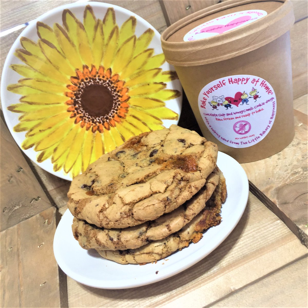 Another collaboration with <a href="/poten_ciel/">Pot en Ciel Ceramics</a>💕Paint and bake yourself happy at home with our dessert / tea plates and honeycomb chocolate chip cookie kit.
More info and get yours here 👇
…lect.thelittlebakeryofhappiness.co.uk/product/paint-…