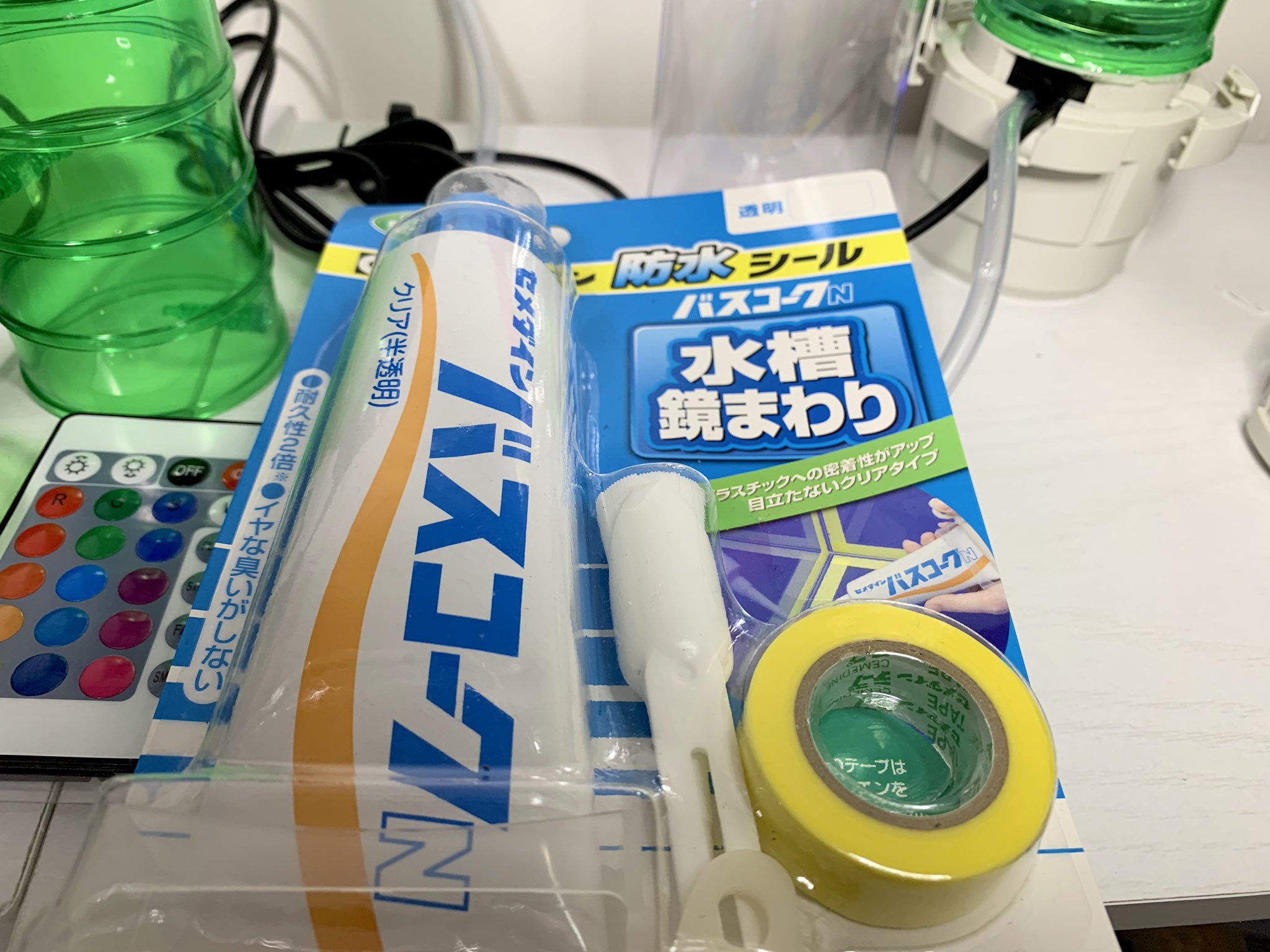 制作のお兄 次に筒の部分はセリアのウォーターボトル500mlの蓋のリングを切って蓋を外し オメガリアクターのリングで蓋のネジ部を隠し水漏れ防ぐ為にバスコークで接着 ボトル逆さまね 2 3 T Co Tw0udkhcvr Twitter