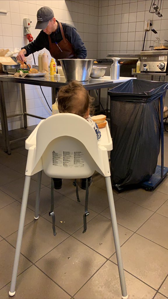 Gjort mitt viktigaste jobb sen början på februari. Pauseat tankarna på <a href="/avanzabank/">Avanza</a> och #finanstwitter och fördjupat mig å det kraftigaste i konsten att leka i lekpark och allt det där andra som ingår i att ta hand om ett barn. Tillbaka i september 🙌🏻