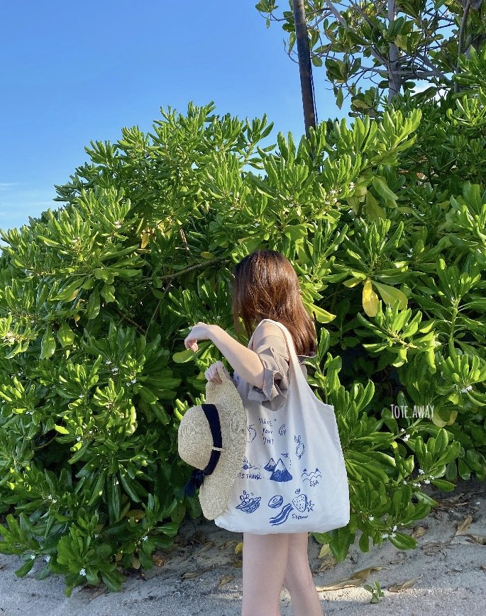 toteawaybkk's tweet photo. Summer vibe with #TAW030👒
.
ใครกำลังมองหากระเป๋าผ้าไปเที่ยวไปเรียนใบนี้เหมาะมากค่ะ จุของได้เยอะ ทรงเกาหลีไม่เทอะทะแน่นอน 
Price: 250B #ส่งฟรี 
DM มาเล้ยย💛 https://t.co/uG9VvxsNdr