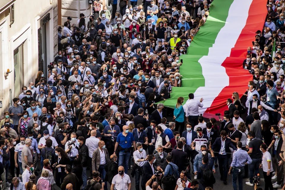 Ormai non si fa nemmeno più finta che legge sia uguale per tutti #Salvinivergognati