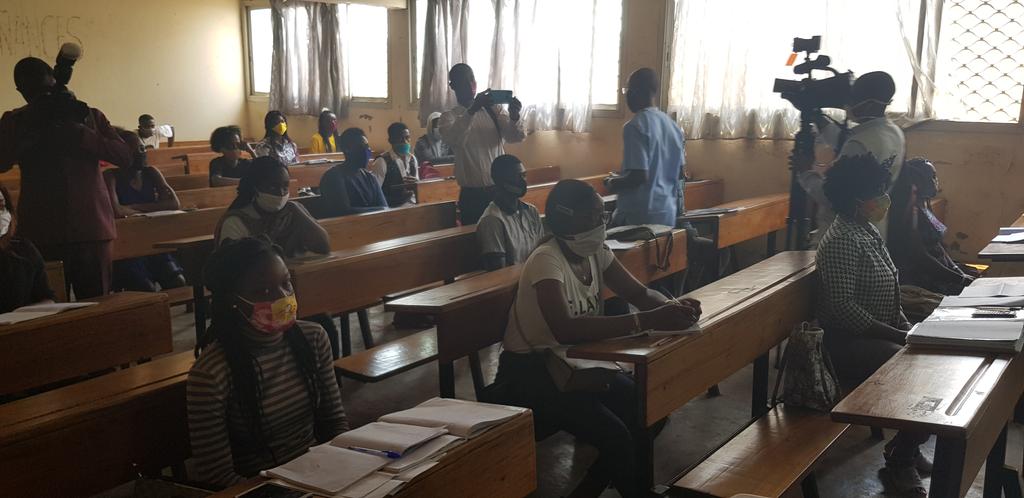 MinesupCmr's tweet photo. #Back_to_School   #ISTAG
L'institut Supérieur de Technologie Appliquée et de Gestion a constitué la 2e étape de la tournée du Ministre d'État ce 02 juin 2020.Ici,le port du masque et le lavage des mains sont obligatoires,tout coe la distanciation et la désinfection des chaussures https://t.co/r7z7UZpjA1