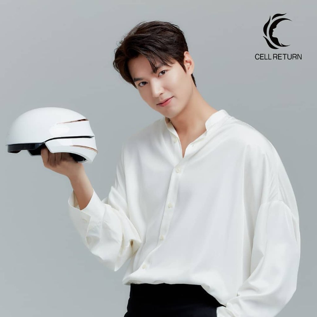 wenroad's tweet photo. 20200603 Cellreturn Asia Facebook &amp; Instagram Update 

“Here's our King, Lee Min Ho with another homecare beauty device on hand- Cellreturn's Hair Alpha Ray! “
https://t.co/kYIpzQRmSo
https://t.co/udReDRYzWZ

#이민호 #イミンホ #李敏镐 #LeeMinHo #셀리턴 #CELLRETURN #CellreturnSG https://t.co/cNRgG9SnLg