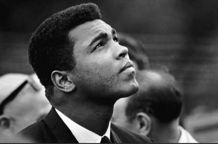 Özgürlük, eşitlik ve adalet “NEFES ALABİLİYORUM” diyebilsin diye yaşadı. 

“SİYAH VE GÜZEL” olan anlaşılsın diye yaşadı. 

#MuhammedAli