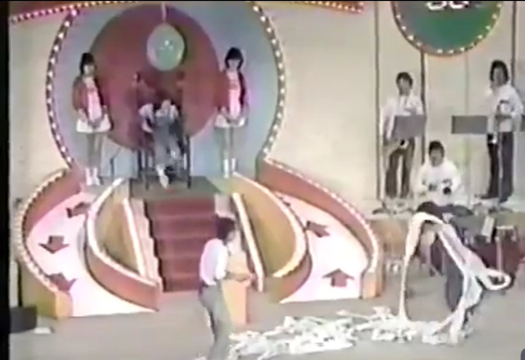 特急ていね号さん Kazybiinkai ドバドバ大爆弾 は所ジョージさんが司会をやっている視聴者参加型のゲーム番組で あのひとりがゲームに参加してもうひとりが巨大風船爆弾の餌食になり割れるまでゲームをやると言うスタイルですが ちなみに私は中学生の