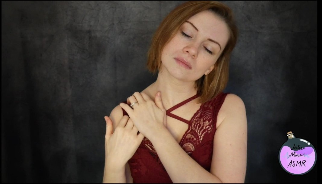 AsmrJodie's tweet photo. Weekly treat on Patreon! ☺🥰 #lacescratching #Mirroredtriggers #Skinsounds https://t.co/CLq3Vnmdj2