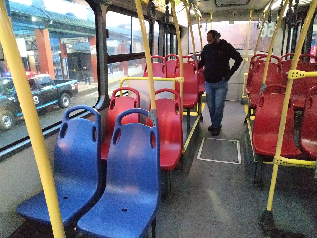 espaciocharlie's tweet photo. #BlackLivesMattter #AmericaConTrump #SemaforoAmarilloEnQuito 
Que paso con la toma de Temperatura?? Para el ingreso a las unidades de transporte público? Y la señalización dentro de las mismas @MunicipioQuito @LoroHomero o solo era AMAGUE https://t.co/T5oKhaMb95