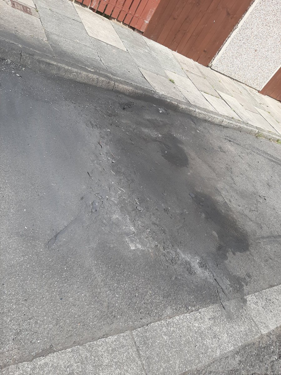 Day one on the D,s estate.... a job well done from our team. We seen it... we cleaned it...#burntvehicledebris #makingtheDsestateabetterplacetolive <a href="/MartinpThirteen/">@Thirteen_MartinP</a> <a href="/Thirteen_Group/">Thirteen Group</a> <a href="/Thirteen_SimonR/">Simon</a>