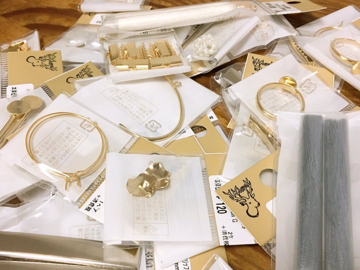 frolicc3's tweet photo. コロナ中にハンドメイドに興味を持ったため、買い出しはあまり行けないまま自粛に。
今日、念願の貴和製作所に初めて行きました。新宿店は今日からだったのです。
嬉しくて、使い方のよくわからないパーツとかもたくさん買ってしまいました☺️ https://t.co/naGkX3r0G4