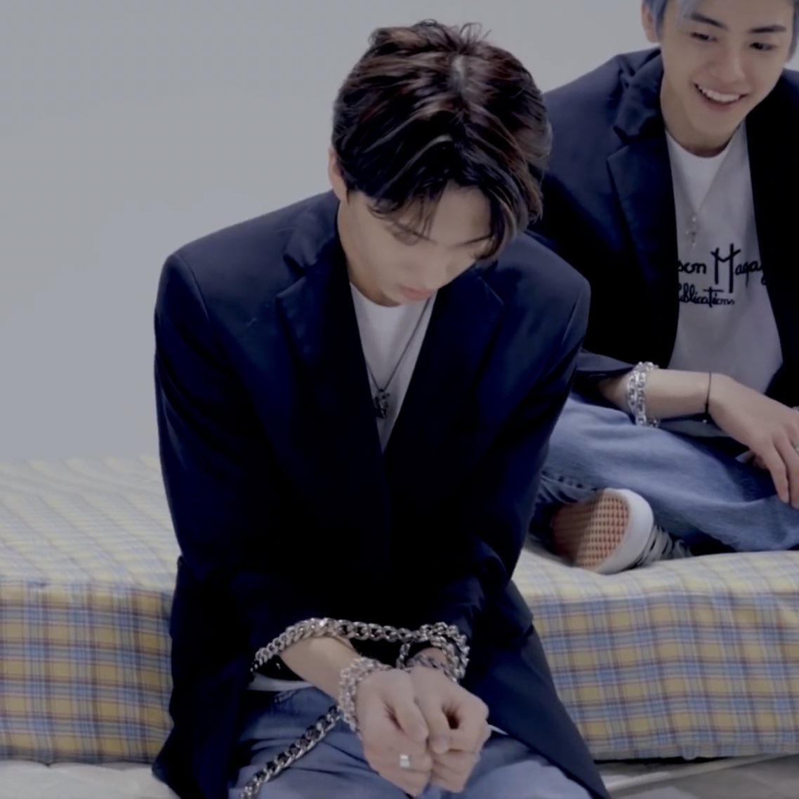 jenbiverse's tweet photo. จีซองหมุนตัวแล้วโซ่ที่กางเกงโดนมือโน่ โน่ก็แบบอ้ากกกก เจ็บ🥺 จีซองเลยเอาโซ่พันมือตัวเอง น้องงงง 5555555555555555555 https://t.co/MvJjv7bWLS
