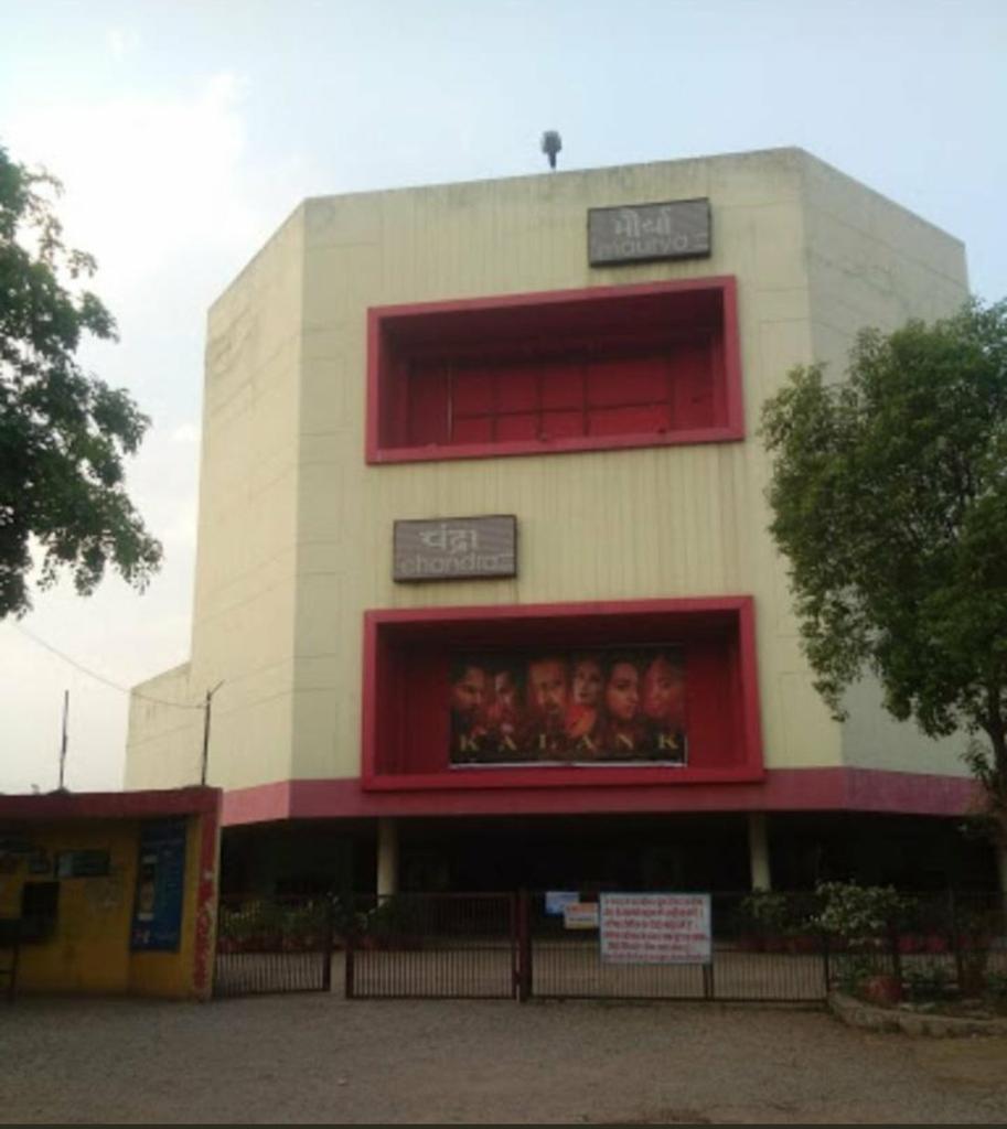 rushneer's tweet image. A very emotional &amp;amp; heartbreaking moment for all #Bhilaians.
#ChandraMauryaTalkies has always been very close to all Bhilaian's heart. It's a place that entertained lakhs of people, in numerous #MovieShows, over decades &amp;amp; will now be closed permanently.

End is inevitable indeed.!