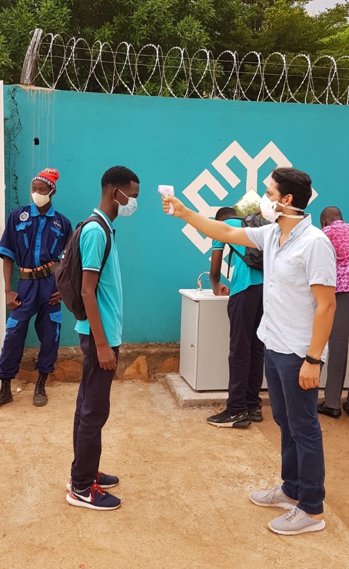 TMaarifVakfi's tweet photo. Mali Maarif Okulları öğrencilerimizin okul özlemi son buldu🇹🇷🇲🇱

Koronavirüs salgını nedeniyle faaliyetlerine bir süredir Uzaktan Eğitimle devam eden Mali Maarif Okullarımız,yüz yüze eğitime tekrar başladı.

Yeni normal dönemde tüm öğrenci ve öğretmenlerimize başarılar dileriz.📚 https://t.co/2XF43SaEVK