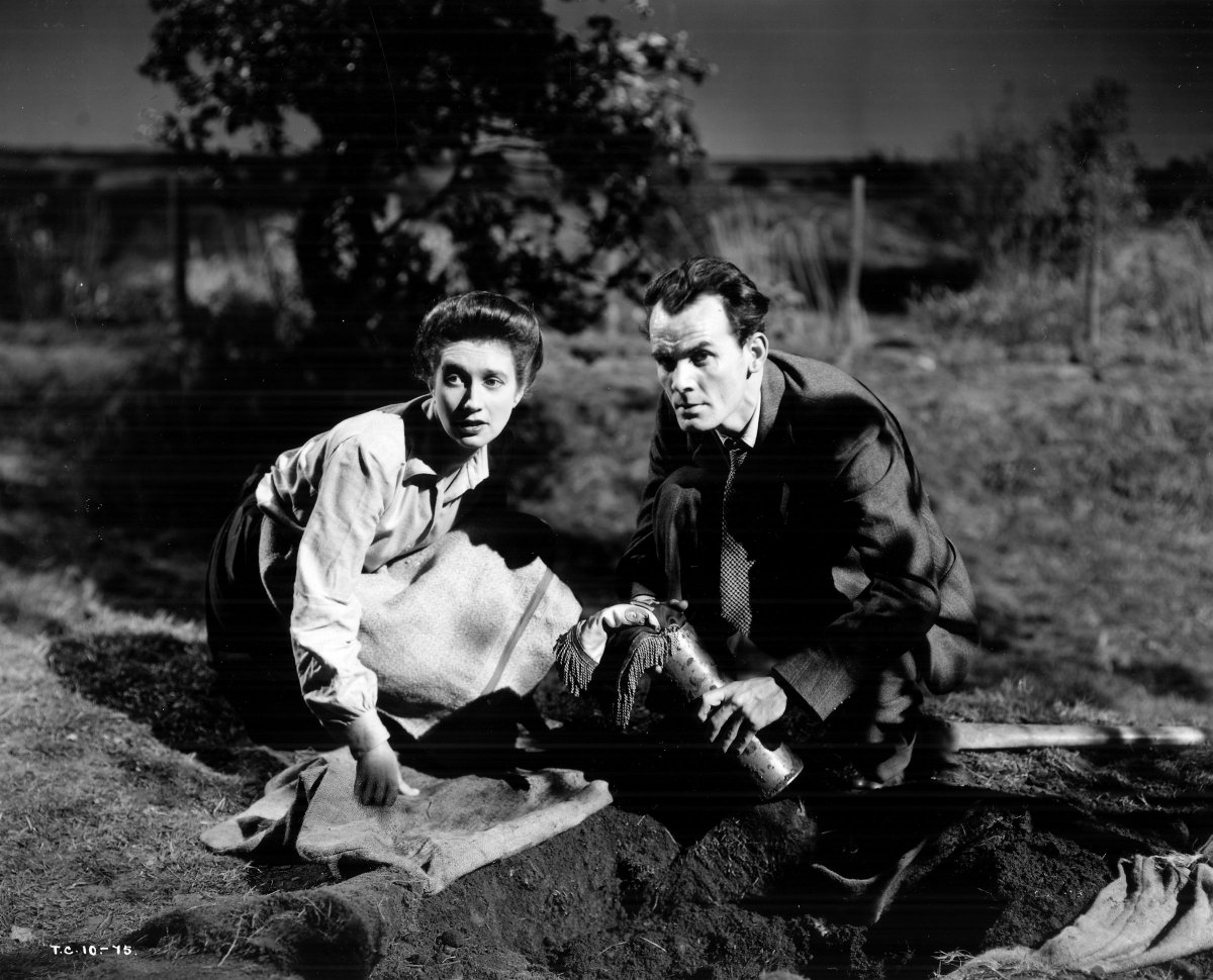TalkingPicsTV's tweet photo. 15:25 THE FLEMISH FARM (1943) war drama #JaneBaxter #CliffordEvans #PhillipFriend An injured pilot and his nurse are separated when Belgium surrenders to the Nazis. https://t.co/4RwPj2sXHl