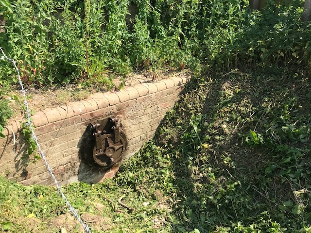 johnoflynnEA's tweet photo. #PevenseyFieldTeam clear away vegetation &amp; complete maintenance on #RiverCuckmere flap valves in #Alfriston, reducing local flood risk. #floodaware #AssetManagement @alfristonvill @wealdendistrict @EastSussexCC @sdnpa https://t.co/JJhBLTvl8N