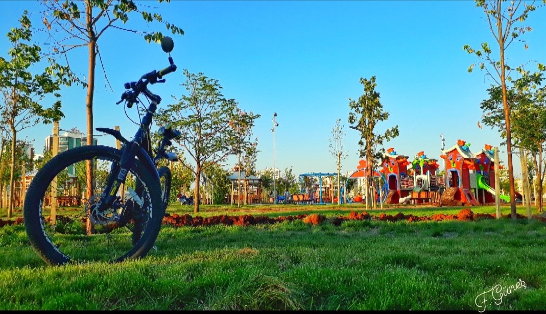 Tüm bisikletseverlerin  dünya bisiklet gününü kutlarız. Bisiklet ve spor dolu günler dileğiyle.🚴🏼‍♂️🌙🌠🌳

 #bisiklet #bisikletturu #cycling #dünyabisikletgünü #worldcyclingday #worldcycling #spor #doğa #ulaşım #sağlık