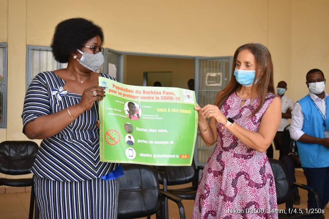 IKimyaci's tweet image. @UNHCR_BF a continué ses donations pour la prévention et réponse #COVID19  aux différentes régions.
Ce 2 juin des médicaments et affiches d’une valueur de 3.2 millions FCFA ont été donné à la Direction de la Santé du Plateau Central qui compte plus de 13,000 déplacés internes.