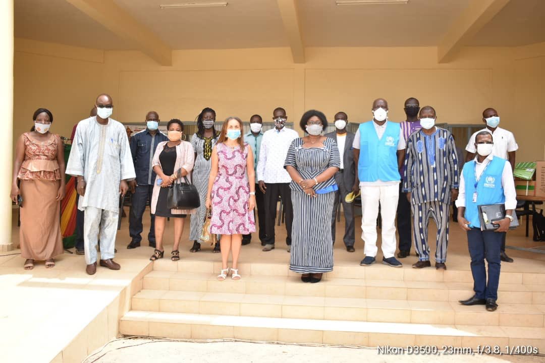 IKimyaci's tweet image. @UNHCR_BF a continué ses donations pour la prévention et réponse #COVID19  aux différentes régions.
Ce 2 juin des médicaments et affiches d’une valueur de 3.2 millions FCFA ont été donné à la Direction de la Santé du Plateau Central qui compte plus de 13,000 déplacés internes.