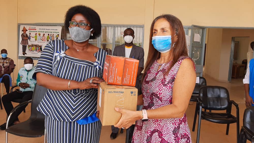 IKimyaci's tweet image. @UNHCR_BF a continué ses donations pour la prévention et réponse #COVID19  aux différentes régions.
Ce 2 juin des médicaments et affiches d’une valueur de 3.2 millions FCFA ont été donné à la Direction de la Santé du Plateau Central qui compte plus de 13,000 déplacés internes.