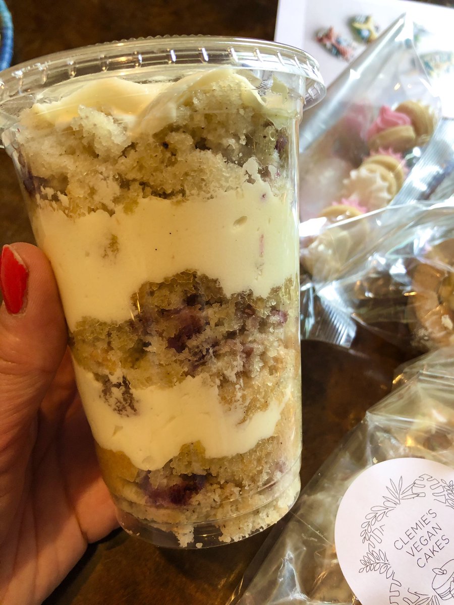 just received my june subscription box from <a href="/ClemieVeganCake/">ClemieVeganCake</a> 😻 so excited 💝