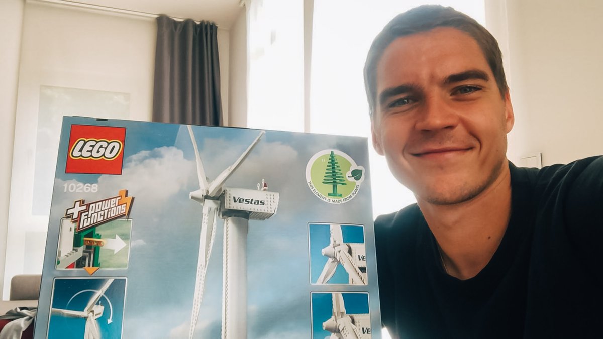 tsghoffenheim's tweet photo. 🇩🇰 + @LEGO_Group = 😊
Wer sagt, dass #Lego nur für Kinder ist? Robert #Skov sicher nicht!
#LetsBuildTogether #BauMitUns https://t.co/0qk0QErcdy