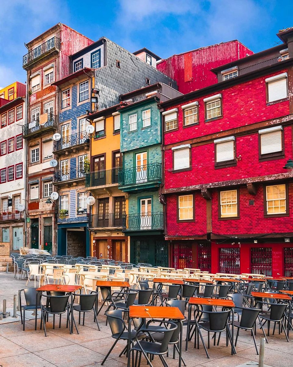 Would you want to stay in a 'colourful' environment as this?

#Sarajohnng #SaraJohntravels #oporto #visitportugal #portugal_lovers #super_portugal #europestyle #oportolovers  #bbcearth #fantastic_earth #facades #colorfulhome