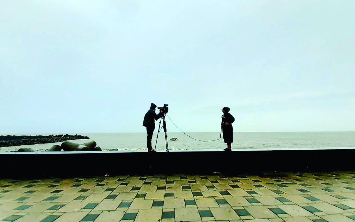 Marathi_Rash's tweet image. याआधी उत्तराखंड मधील ढगफुटी आणि झालेले नुकसान याच रिपोर्टिंग करायची संधी मिळाली होती..त्यानंतर आज चक्रीवादळ! नैसर्गिक आपत्ती माणूस म्हणून खूप शिकवून जाते..With Cameraman Ajit  #HowToSurvive #BeingJournalist #CycloneNisarga