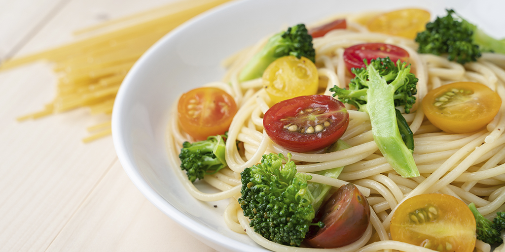 Prove_es's tweet photo. Receta de Pasta con brocoli y tomate. 👩‍🍳💚🤤
⠀
En el post de hoy traemos una receta facilísima y rápida para comer pasta de manera saludable.
⠀
Abrimos hilo para la elaboración: https://t.co/5FJRw0KwEw