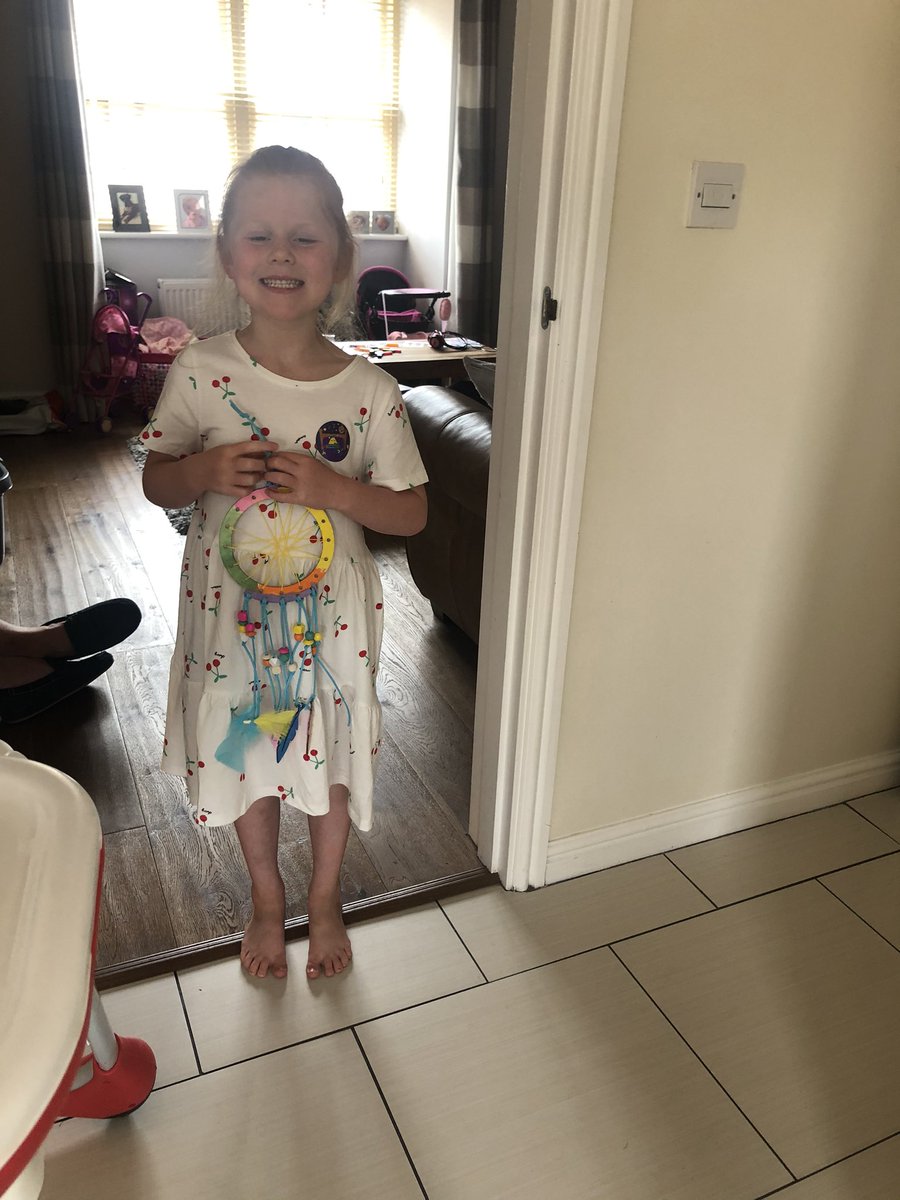 jule220's tweet photo. @StJBoscoRec Today we made a dream catcher 😃 https://t.co/vV3NEmq7Nj