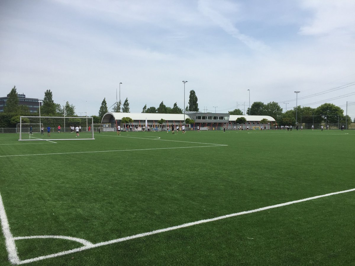 #Lessen #L.O. #PicassoLyceum weer hervat. Deze eerste gymlessen (slagbal) buiten op de velden van FC Zoetermeer onder toeziend oog van de #coaches. Na maanden coachcontact via #Teams nu weer live. Mooi!