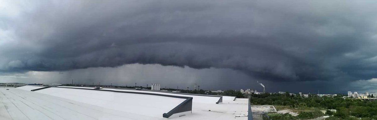 Spectacular shelf cloud over Burgas, Bulgaria yesterday, Jun 2nd. Thanks to Николай Филипов for the report - posted with permission.
