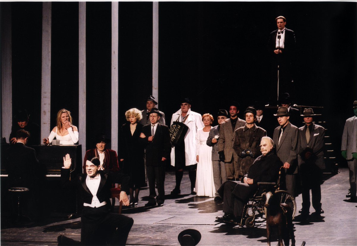 blnensemble's tweet photo. zum 25-jährigen Jubiläum einige Fakten über Heiner Müllers Inszenierung von "Der aufhaltsame Aufstieg des Arturo Ui": die Inszenierung wurde über 400 Mal gezeigt! die ausgefallenen Jubiläumsvorstellungen heute und morgen wären die 416. und 417. Vorstellung gewesen. (Thread) #BEui https://t.co/nYpPUkh78n