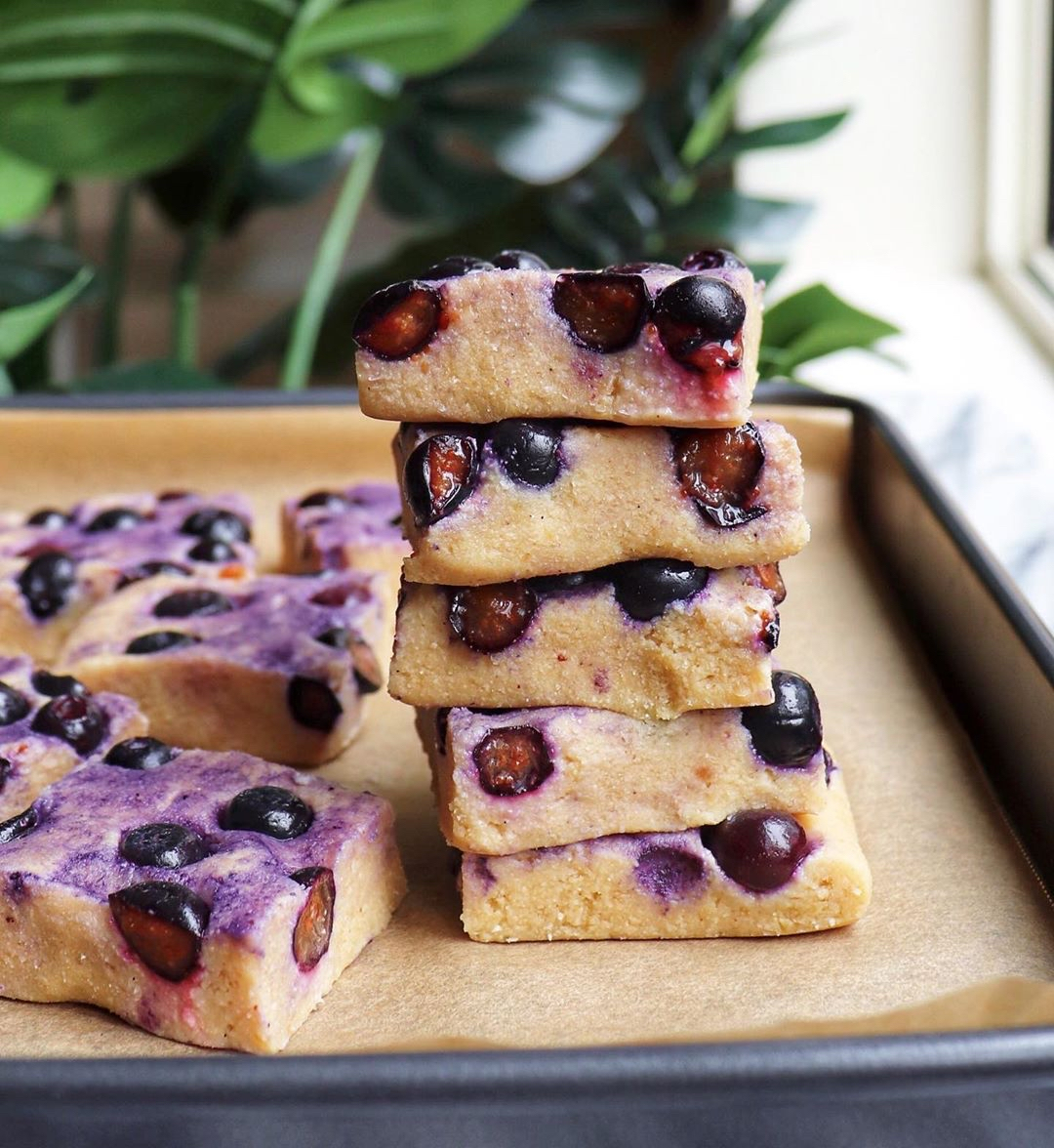 How good does this BLUEBERRY CHICKPEA FUDGE by <a href="/goodnessavenue/">Caitlin Rule</a> look? 🙌🏻🍇😻 
Ingredients:
1 can chickpeas, rinsed
1/3 cup nut butter
1/4 cup raw honey or maple
2 tsp vanilla bean extract
1/4 cup coconut flour
1/4 tsp sea salt
1/2 cup blueberries (fresh or frozen)
_
1. i