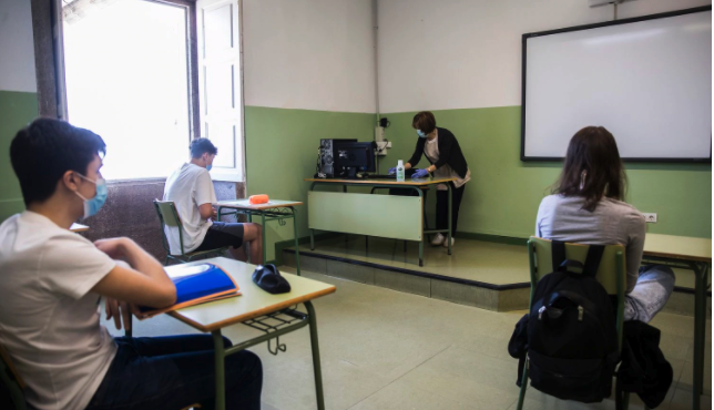 tiching's tweet photo. Asegurar que todos los estudiantes vayan a clase a diario cumpliendo las normas de distancia exige aumentar un 33% la plantilla de la red pública. ¿Qué opinas de estas medidas? ¿Se llevarán a cabo? @el_pais https://t.co/baMVHYql6S https://t.co/v4OwbqwSPi