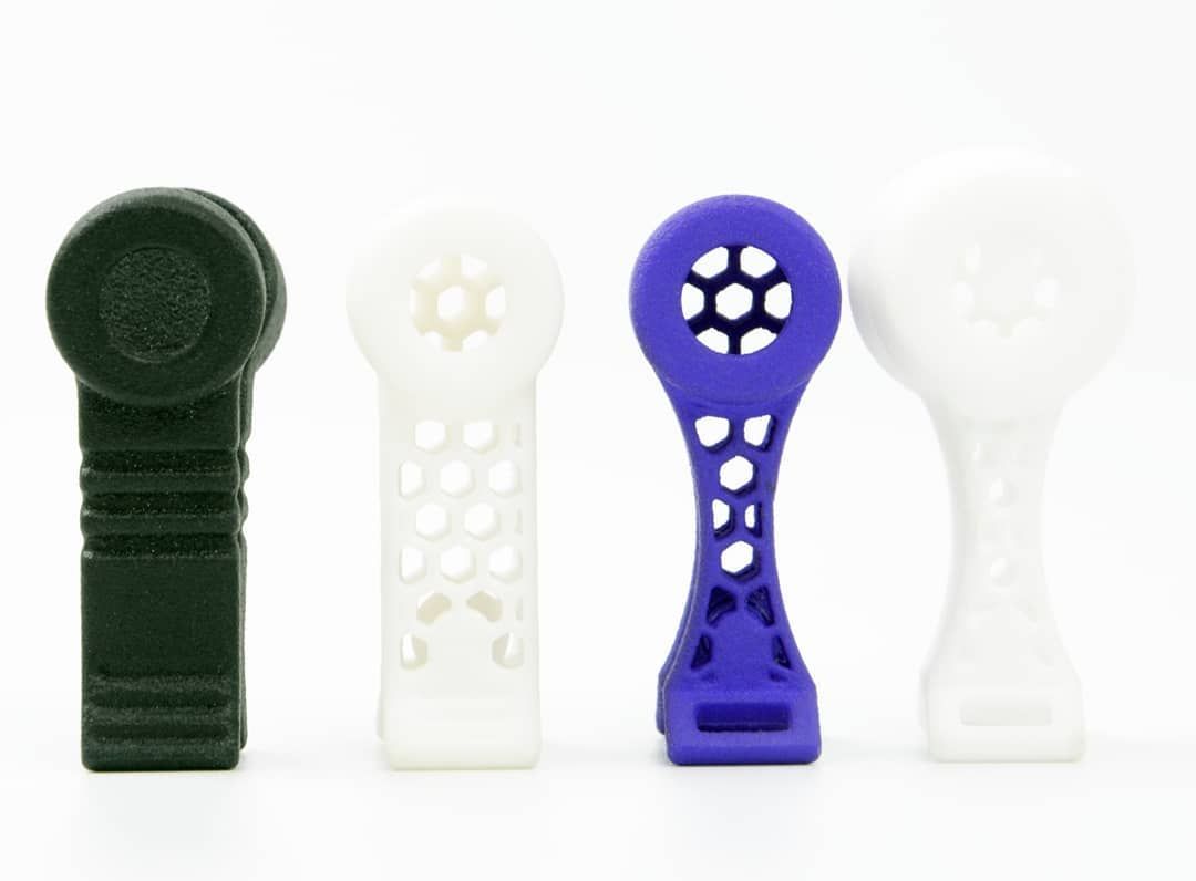 Při redesignu ušních klipsů jsme přišli ve #one3d s odlehčeným řešením s úsporou materiálu pomocí objemové struktury #honeycomb. Výsledný design působí moderněji a z uživatelského hlediska je praktičtější. Na fotce můžete vidět jednotlivé kroky. #aditivnivyroba #3Dtisk