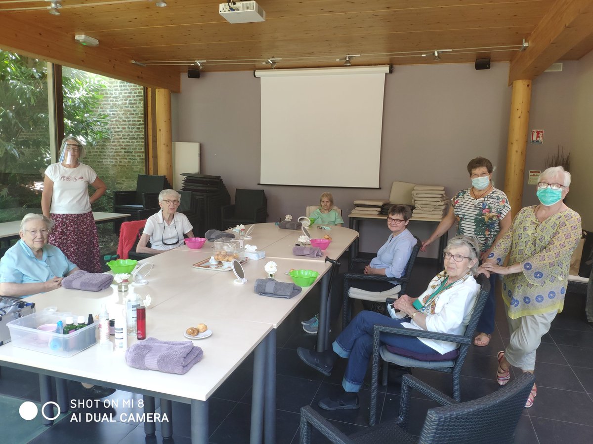 Les bénévoles @PFPauvres des #hautsdefrance reprennent du service ce jour avec un atelier de socioesthetique à @lillefrance .
Distances, gestes barrières mais aussi convivialité et Fraternité se sont donnés rdv pour le plus grand plaisir des aînées accompagnées.