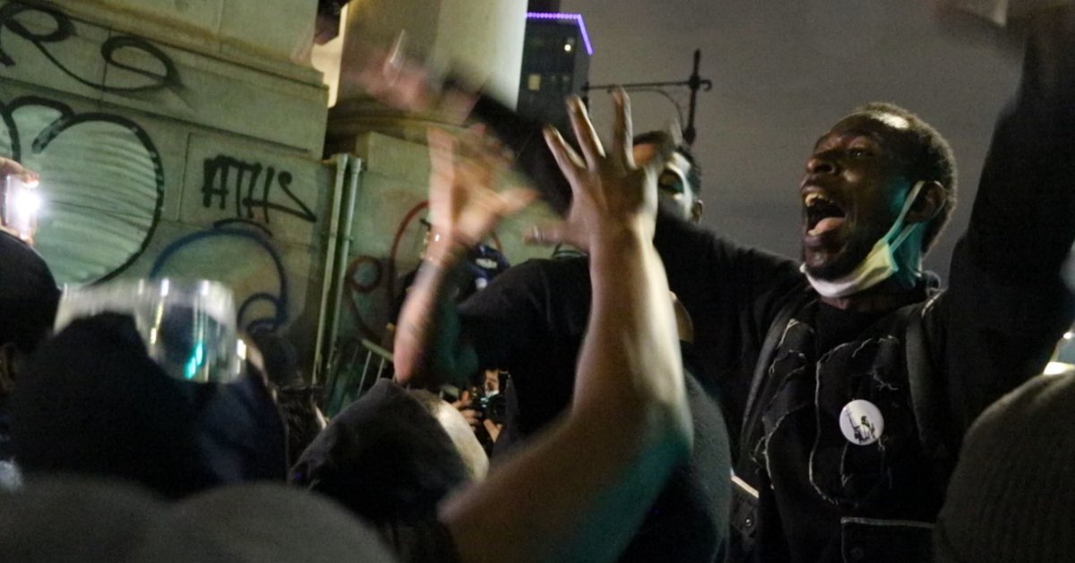 AscanioBranca's tweet photo. Protests at the end of Brooklyn Bridge last night. #brooklynbridge #brooklynbridgeprotest #nycprotests #georgefloydprotests https://t.co/YuXVxUHS5L
