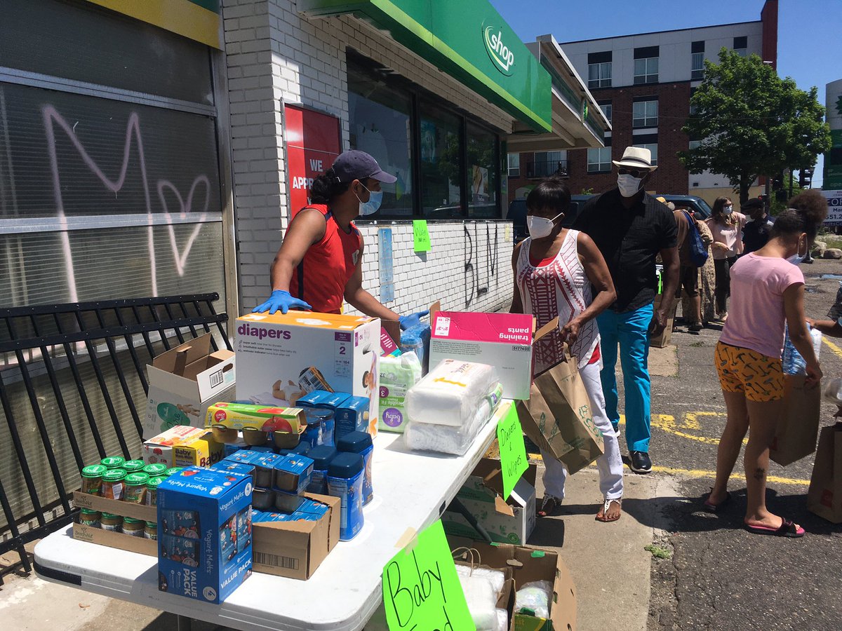 FrederickMelo's tweet image. In St. Paul’s Midway, the notorious BP gas station at University and Hamline Avenue in St. Paul has been closed for weeks, but Sherburne Avenue residents have found a new use for it: a pop-up hand sanitizer, diaper and grocery station. Take what you need, drop off what you can.