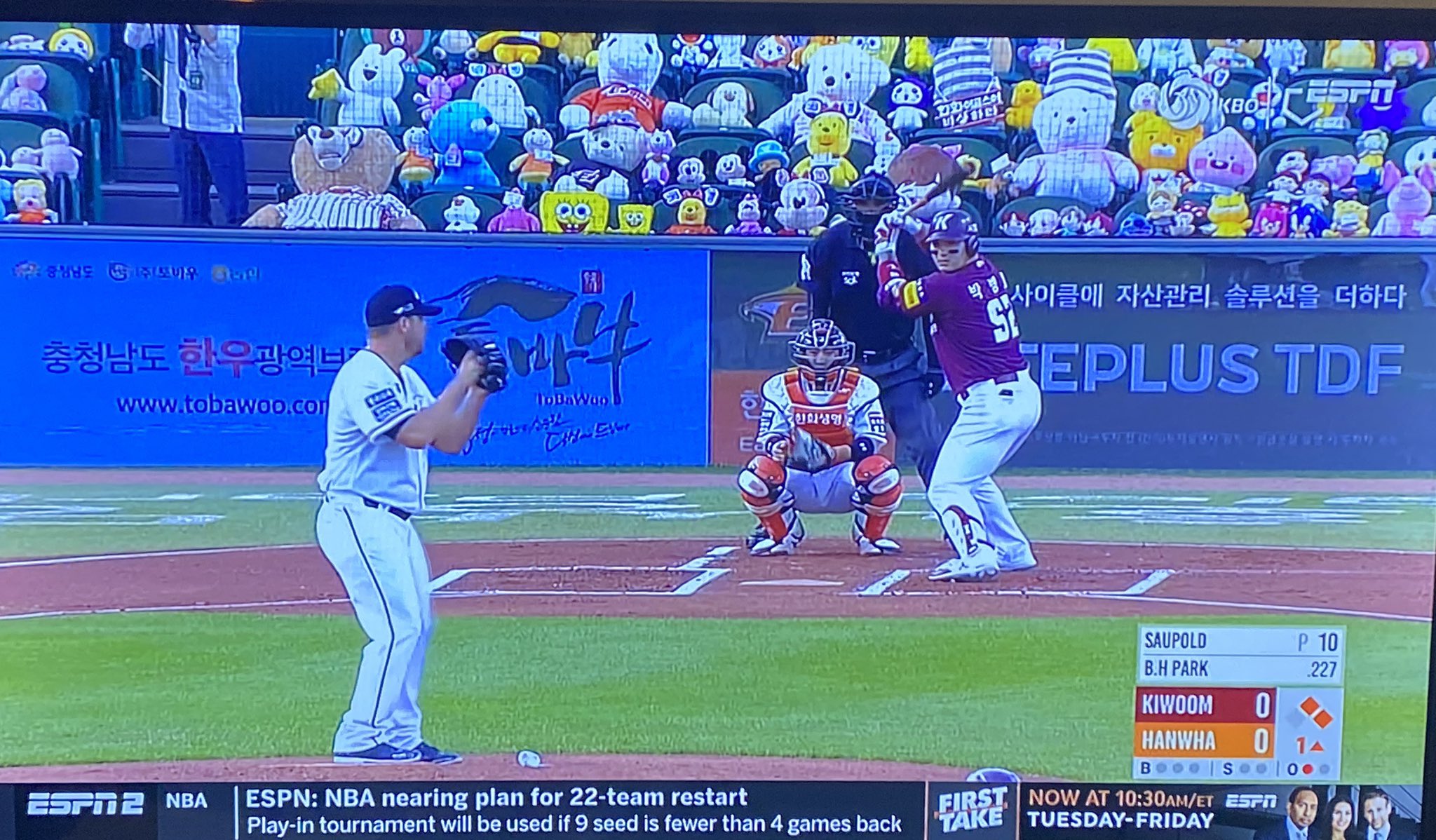 snack Dodge væv Nicholas Ferroni on Twitter: "Korean Baseball is pretty epic. #korean @espn  https://t.co/vx1f5jT1uU" / Twitter