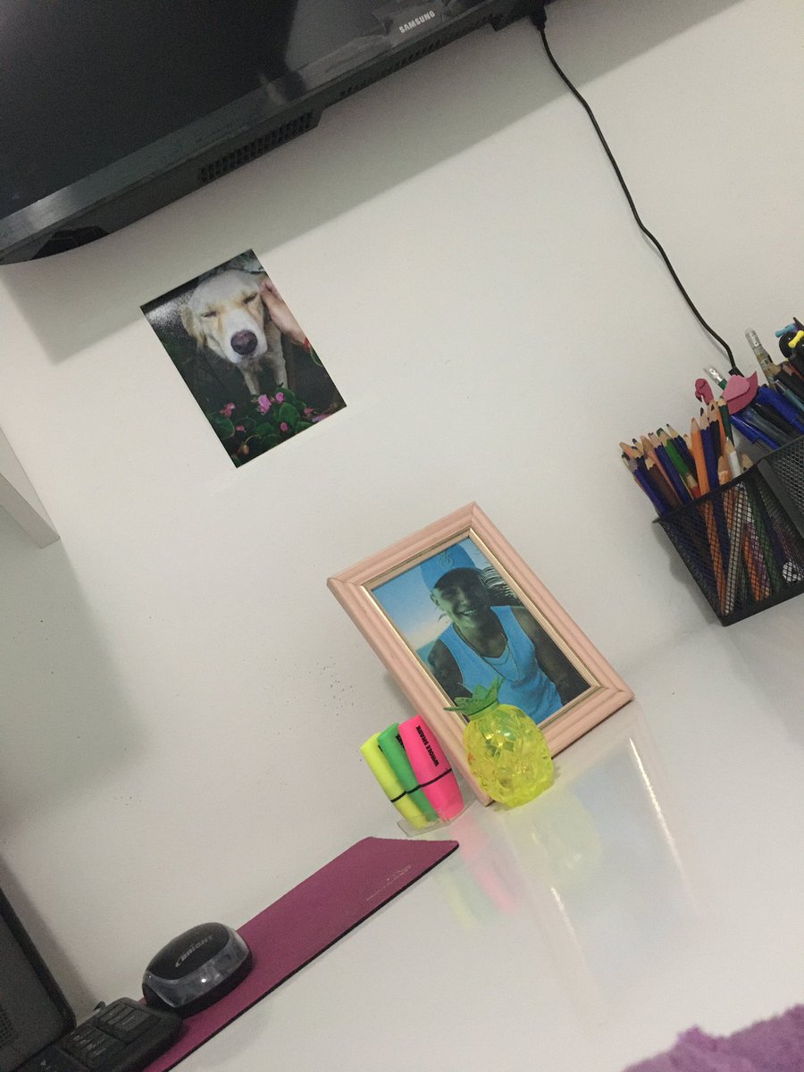 layslaa__'s tweet photo. Só no meu quarto que o gui tá em todo canto? KKKKKKK 
sou apaixonada❤️✊🏻
@mcgui_oficial https://t.co/RAiTeF5kaN