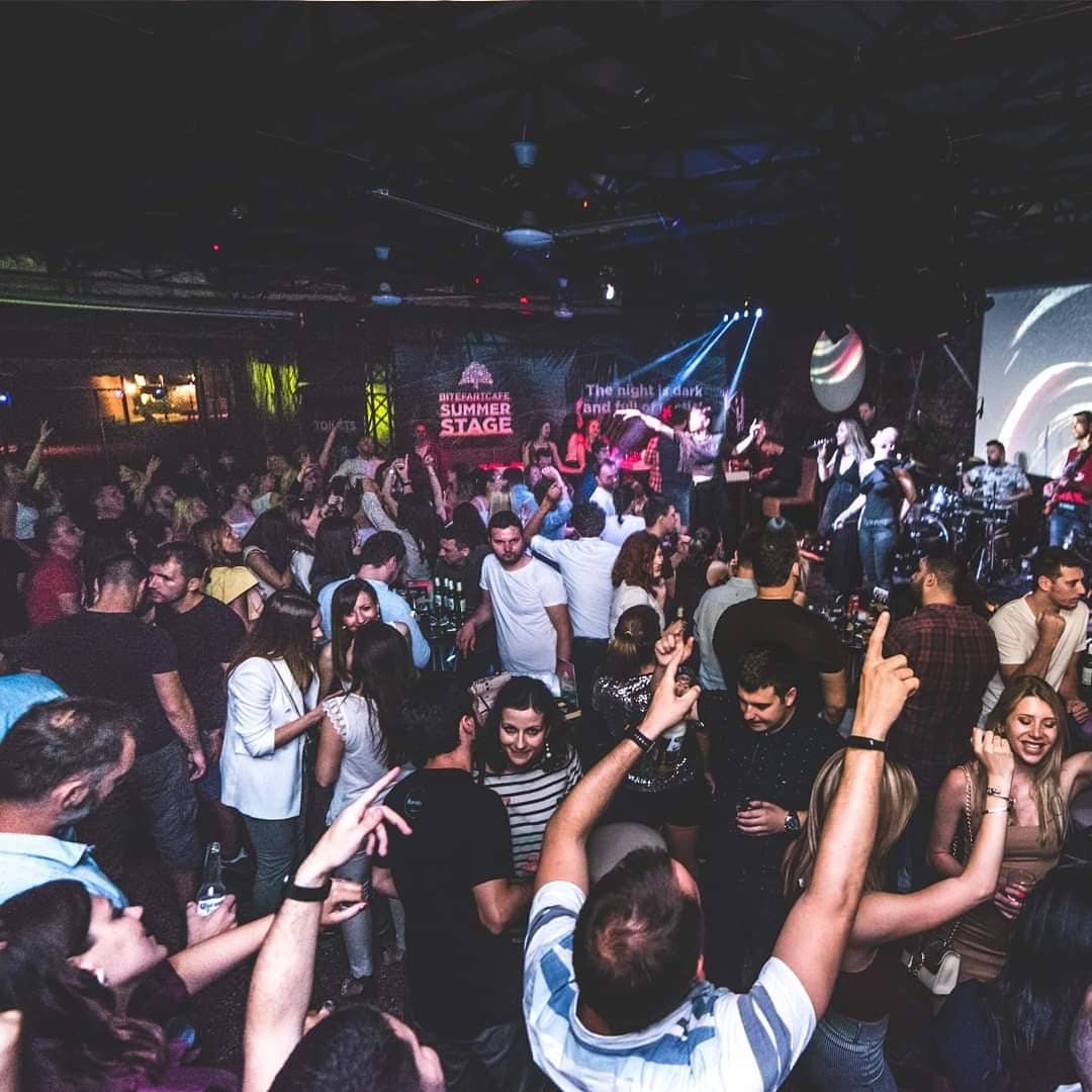 BitefArtCafe's tweet photo. Beograde došlo je vreme da ti pojačamo noć! 👯♀️✨ Otvaramo sezonu najlepšeg letnjeg kluba 🎉
Leto je na Kališu i čeka vas!
BitefArtCafe Summer Stage
Kalemegdan, teniski tereni Partizana
☎️063594294 & 063594054
#summerstage #leto2k20 #letnjibitef #bitefartcafe #bitef #opening https://t.co/mfwpC9V5T3